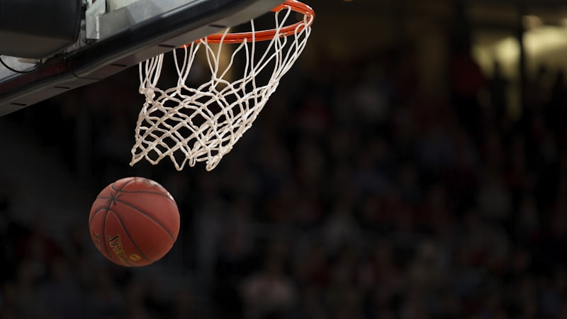 NBA篮球比赛扣篮瞬间 - 球员在空中完成精彩灌篮